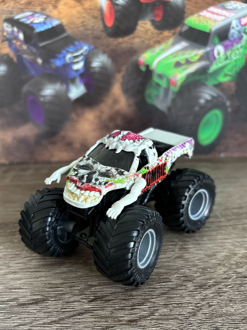 Monster Jam Series 23 White Zombie truck 1:64 Scale